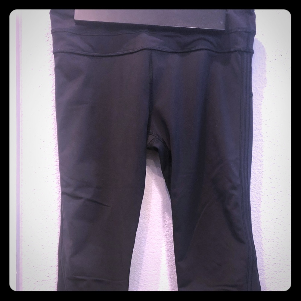 Lululemon black crops size 6